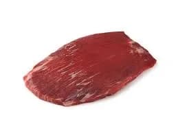 Bucată de flank steak crud, lată și plată