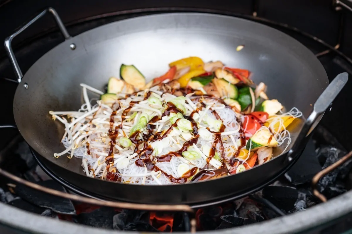 Wok din otel cu spatula de bambus, Big Green Egg — imaginea 3