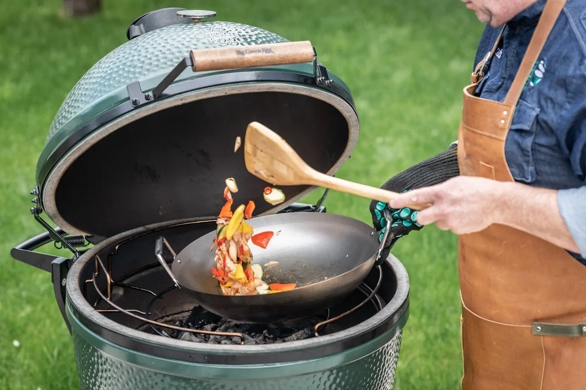 Wok din otel cu spatula de bambus, Big Green Egg — imaginea 2