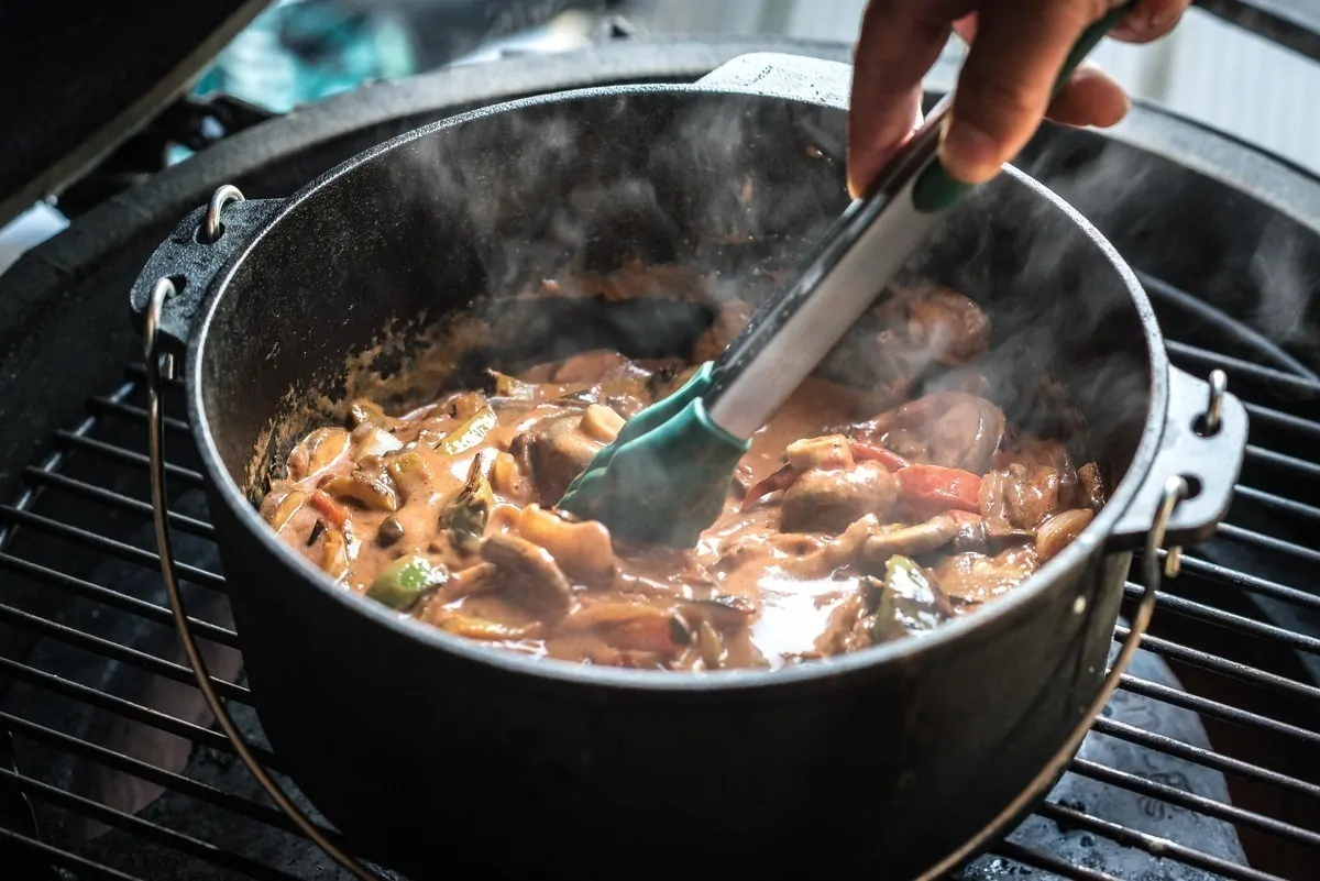 Oala din fonta cu capac si maner, Dutch Oven, Big Green Egg — imaginea 4