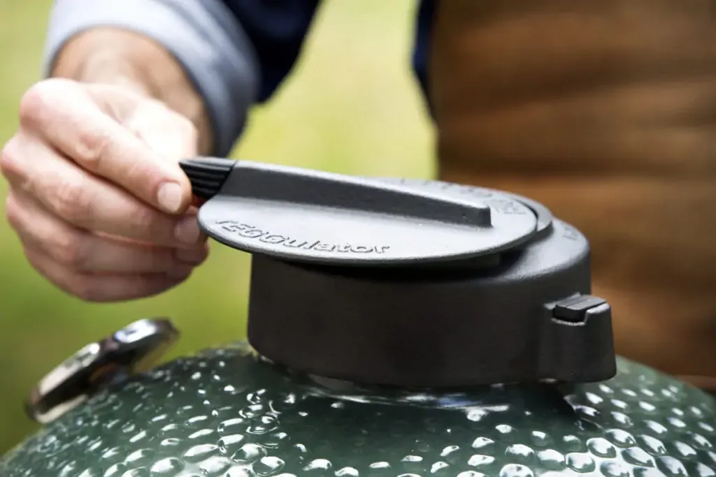 Gratar ceramic Kamado Big Green Egg in curte si reglarea temperaturii acesteia prin ventilatia de sus