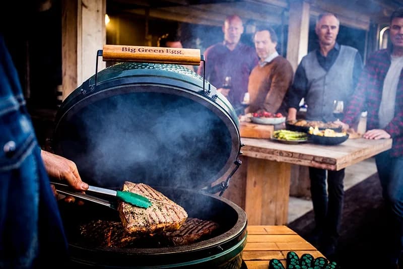 t-bone-petrecere-kamado-big-green-egg