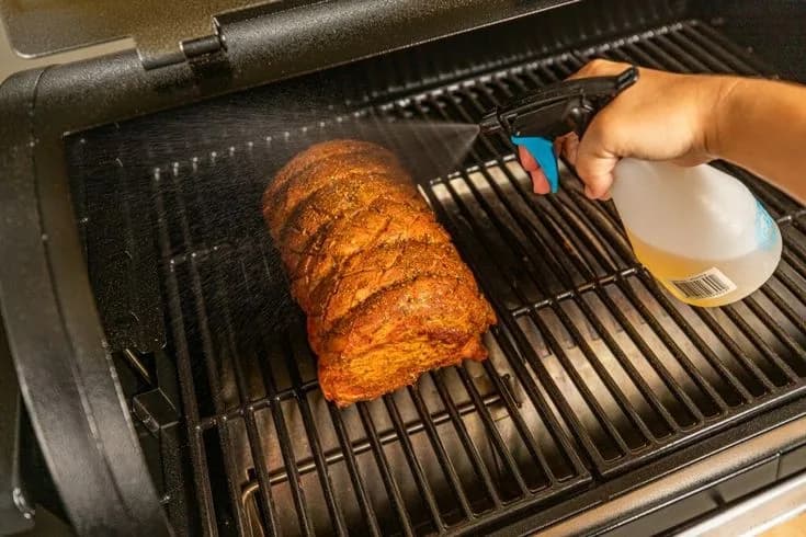 Cum, de ce și cu ce să stropiți carnea BBQ?