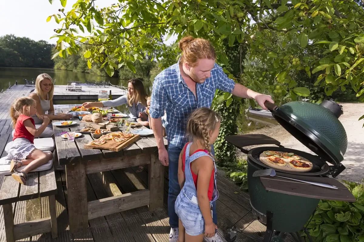 Gratar pe carbuni kamado, in aer liber, cu prietenii si familia