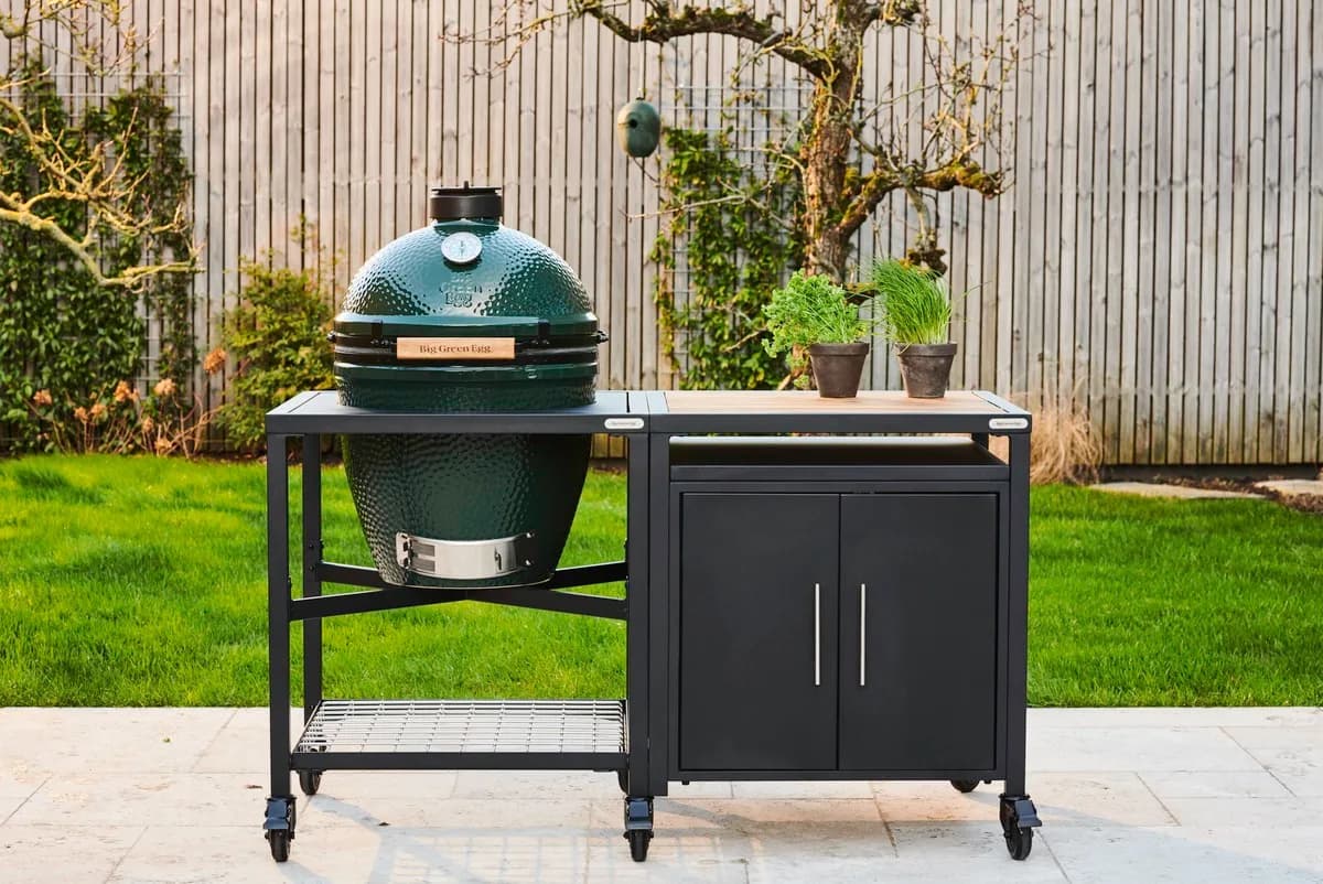 Kamado in masa modulara in aer liber intr-o terasa sau curte