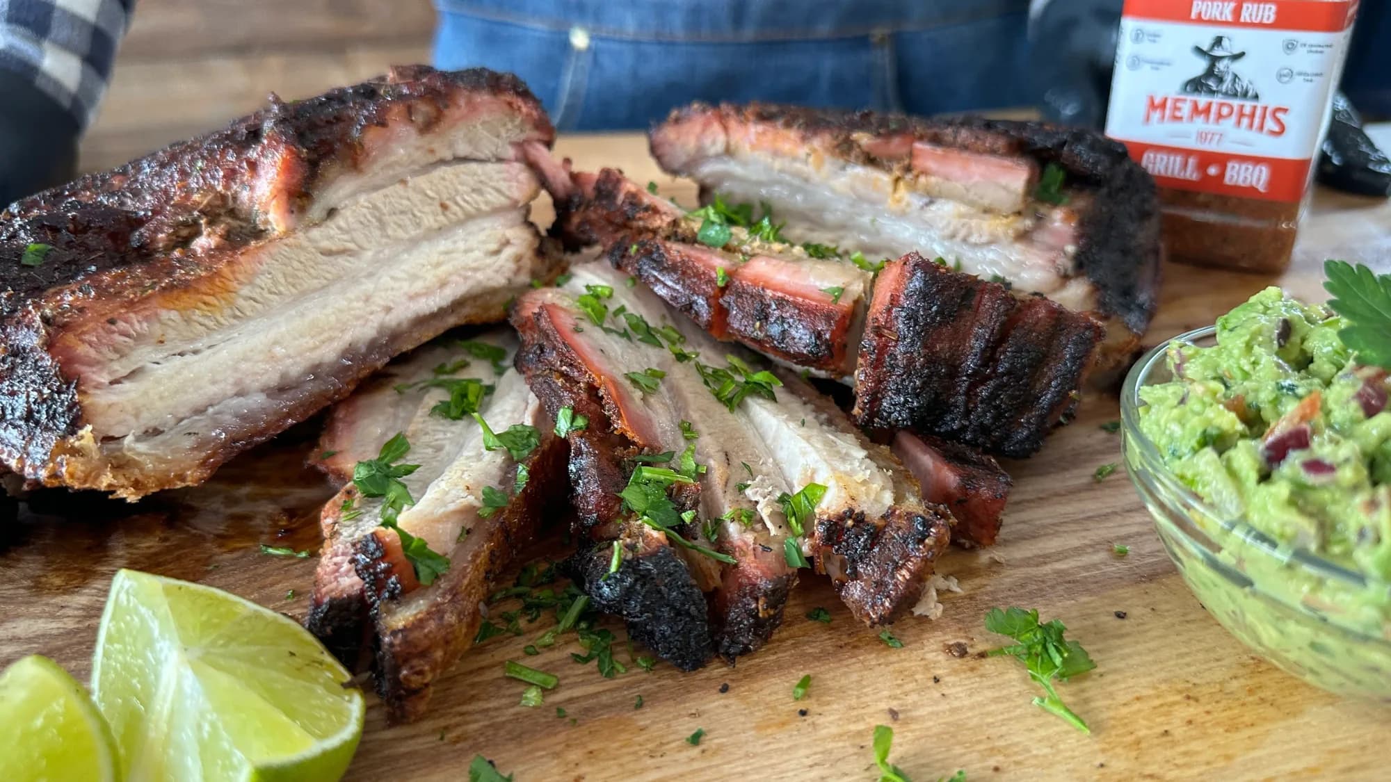 Fleica de porc la gratar Kamado asortat cu guacamole si lime si condimentat cu Pork Rub
