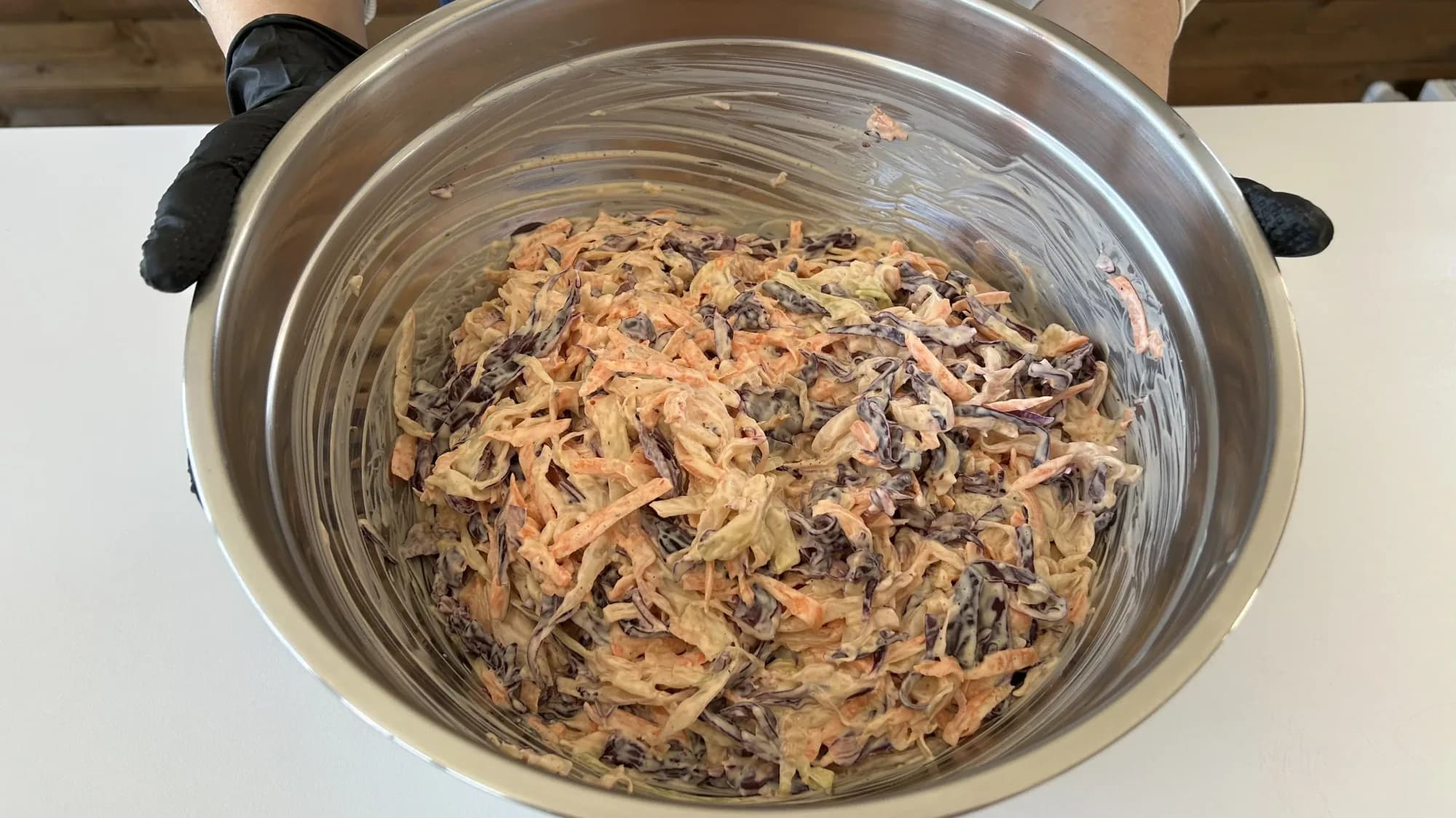 Salata Coleslaw ideal pentru un sandwich delicios de pulled pork BBQ