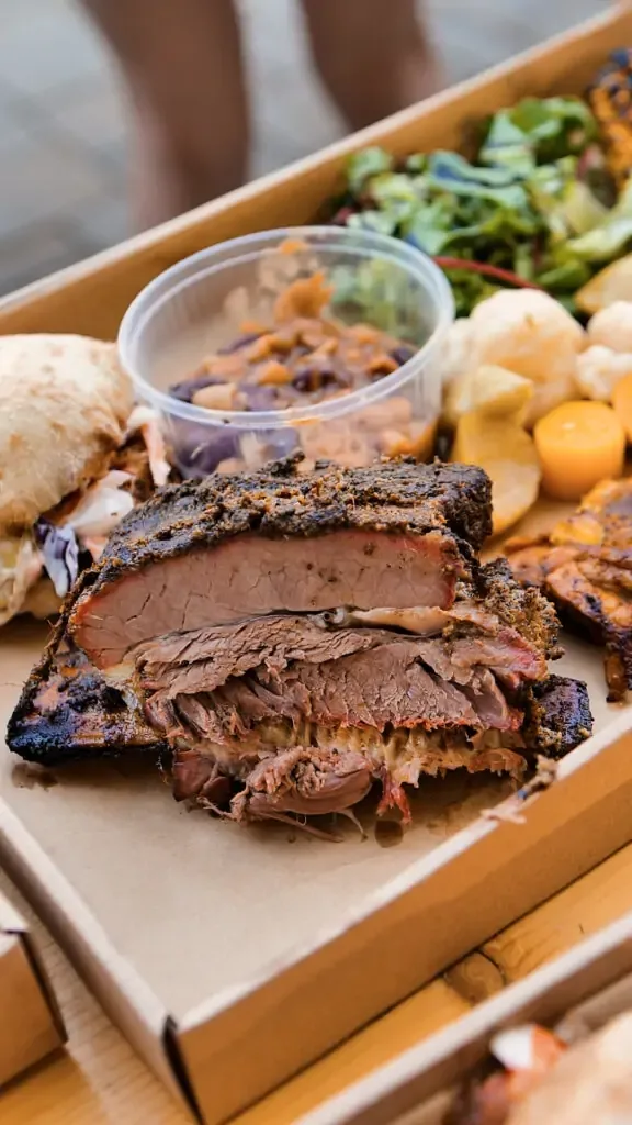 Platou BBQ cu brisket feliat, cartofi și salată