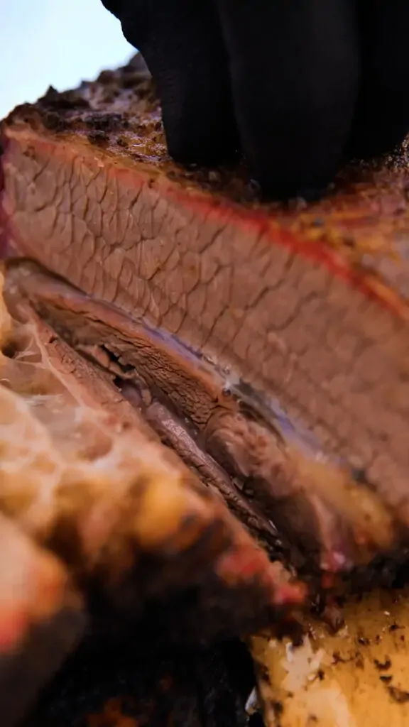Brisket feliat, cu inel roz de fum și crustă neagră