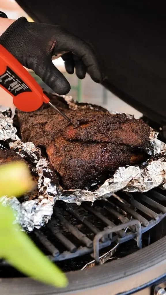 Carne de vită cu crustă închisă, verificată cu termometrul pe grilă