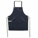 Sort de gratar sau bucatarie din denim calitativ, albastru inchis, utilizat pentru protejarea hainelor.