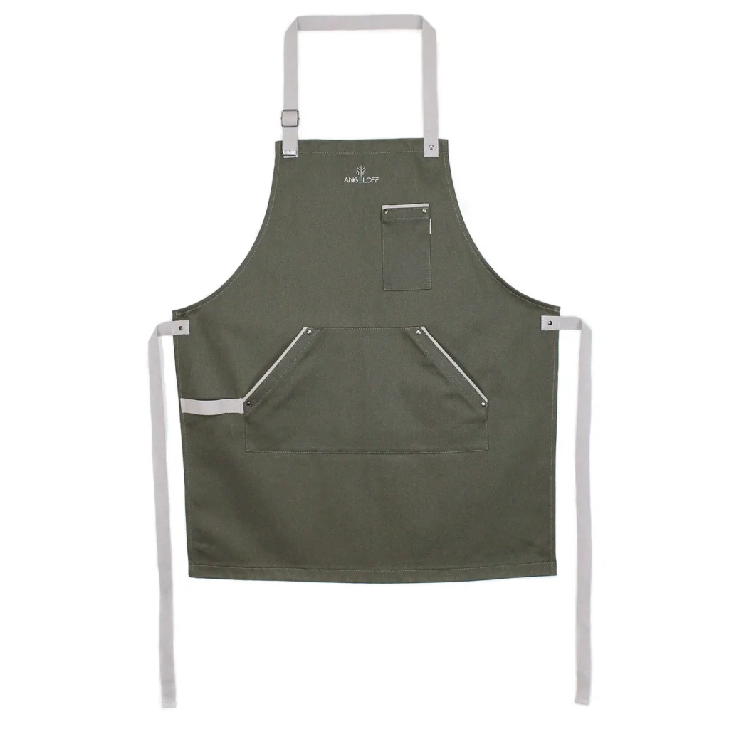 Sort de gratar pentru bucatarie sau BBQ din denim verde kaki, manufacturat de o companie de familie, protectie maxima si idei pentru cadouri perfecte.