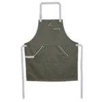 Sort de gratar pentru bucatarie sau BBQ din denim verde kaki, manufacturat de o companie de familie, protectie maxima si idei pentru cadouri perfecte.