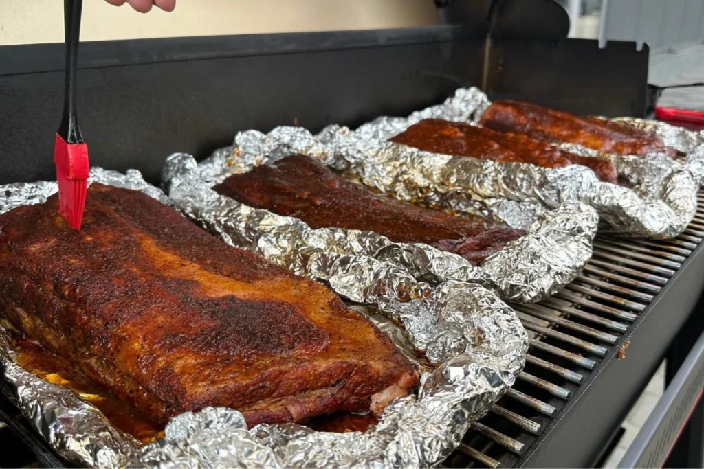 Coaste BBQ prin metoda 3-2-1: fragede, suculente, perfecte de fiecare dată