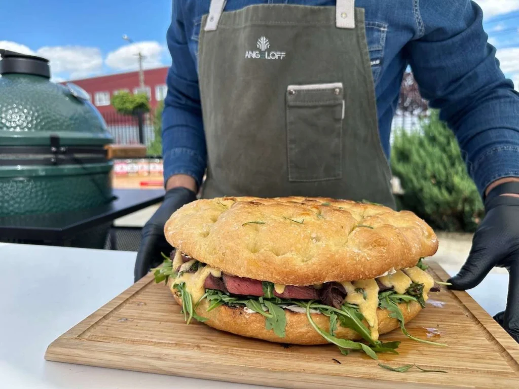 Sandwich de steak din picanha in focaccia de casa in kamado in aer liber