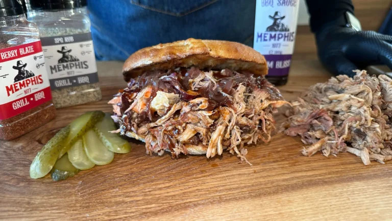 Sandwich Pulled Pork – Ceafă de porc BBQ