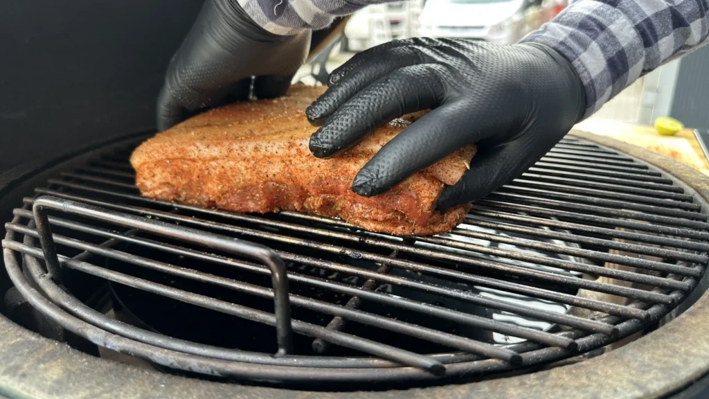 Punem fleica pe grilă cu pielea în sus.