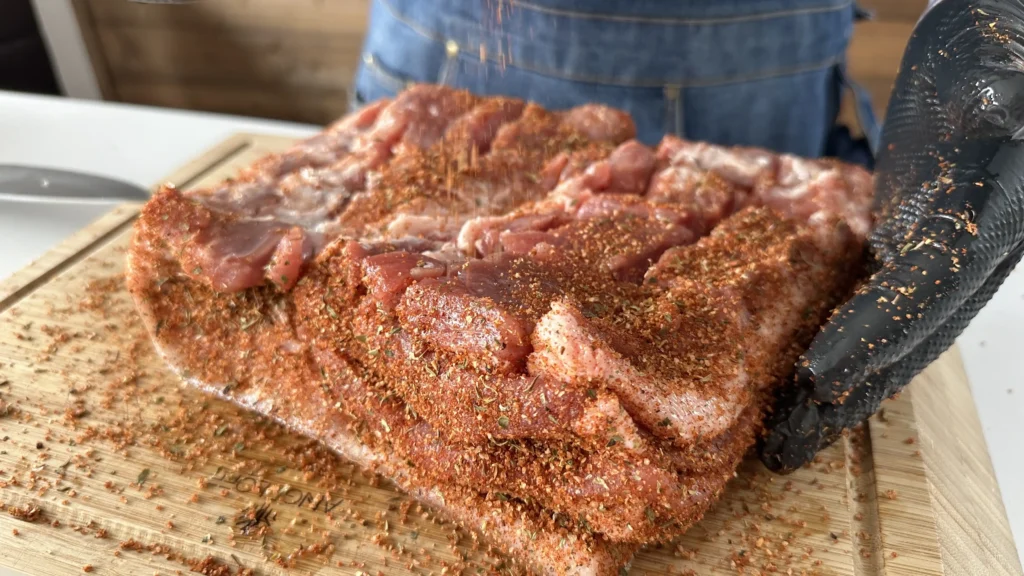 Aplicăm generos amestecul Memphis BBQ Pork Rub pe partea cu&hellip;