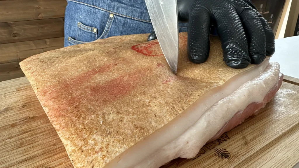 Întoarcem carnea și crestăm și pielea, tot tip pătrat.