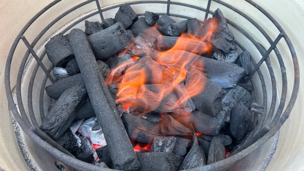 Aprindem cărbunii premium Marabu și stabilizăm grătarul ceramic Kamado la&hellip;