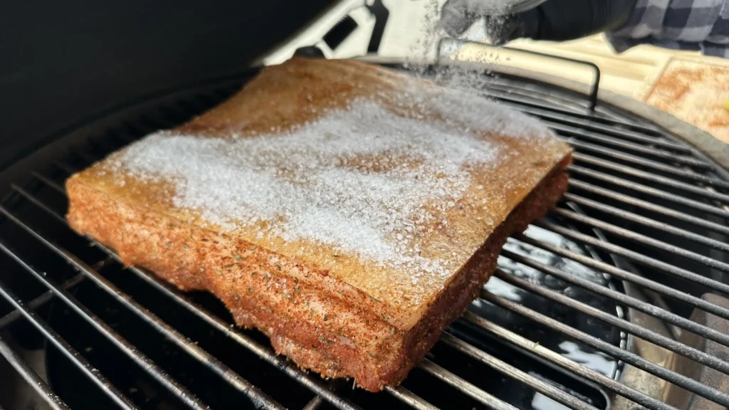 Și presărăm un strat generos de sare dură. (Sarea dură&hellip;