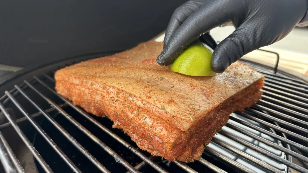 Peste piele ungem jumătate de lime proaspăt