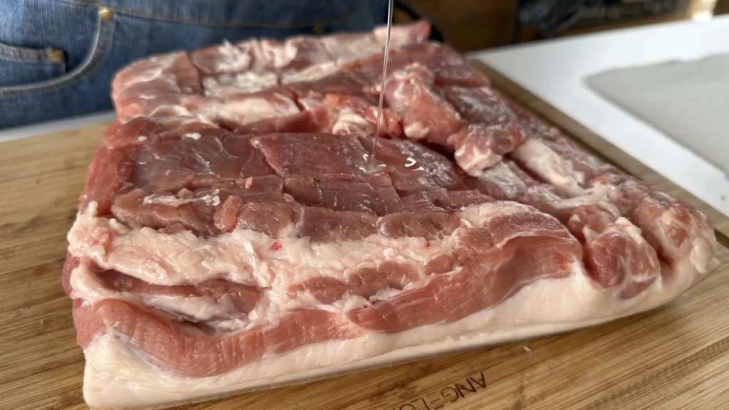 Turnăm puțin ulei de măsline pentru a ajuta condimentele să&hellip;