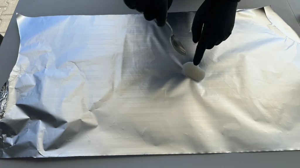 Pregătește o folie dublă de aluminiu. Pune pe ea untul/untura&hellip;
