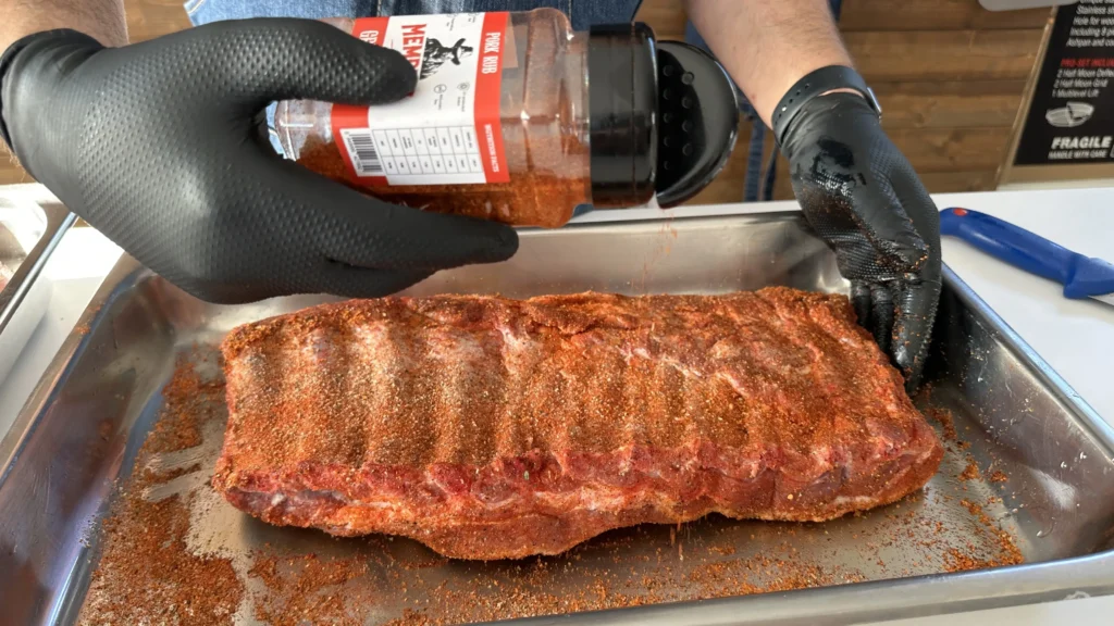 Apoi presărați condimentul Pork Rub. Lăsați carnea timp de 10-15&hellip;