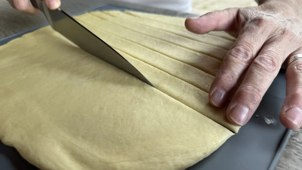 Cu un tăietor de pizza sau un cuțit bine ascuțit,&hellip;
