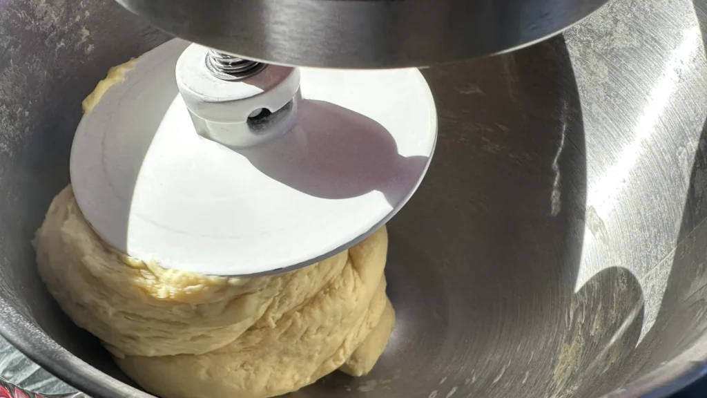 Până devine fin, elastic și nu se mai lipește de&hellip;