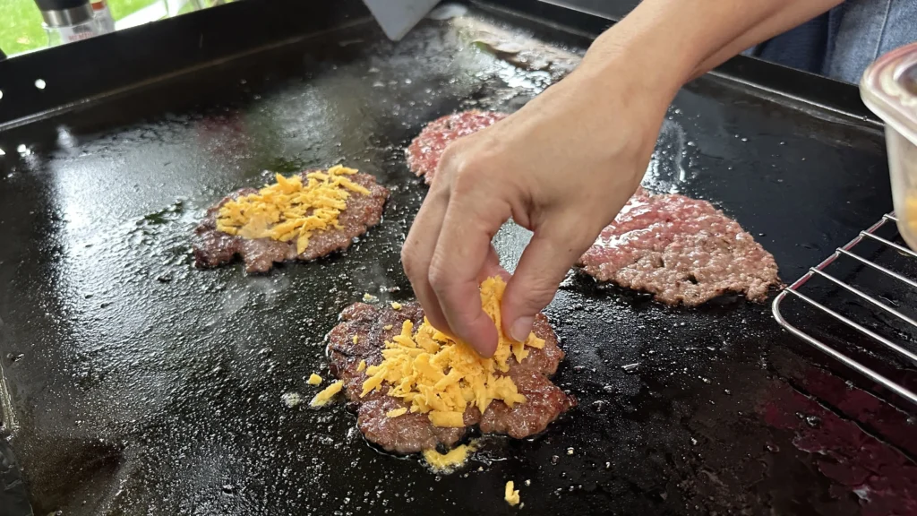 Cu ajutorul unei spatule metalice bine ascuțite, răzuiește ferm carnea&hellip;