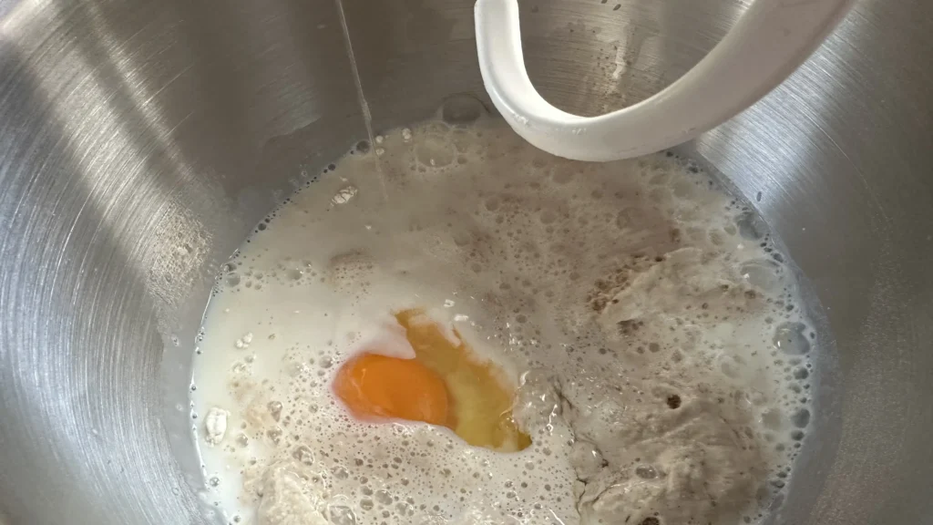 În bolul mixerului, pune făina, sarea, zahărul, amestecul de lapte&hellip;