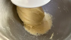 Rețetă chifle pentru burger pufoase de casă - foto 11