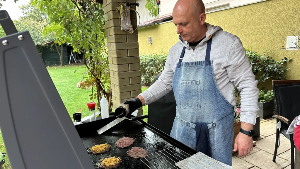 Așază bilele de carne pe plancha încinsă, lăsând spațiu suficient&hellip;