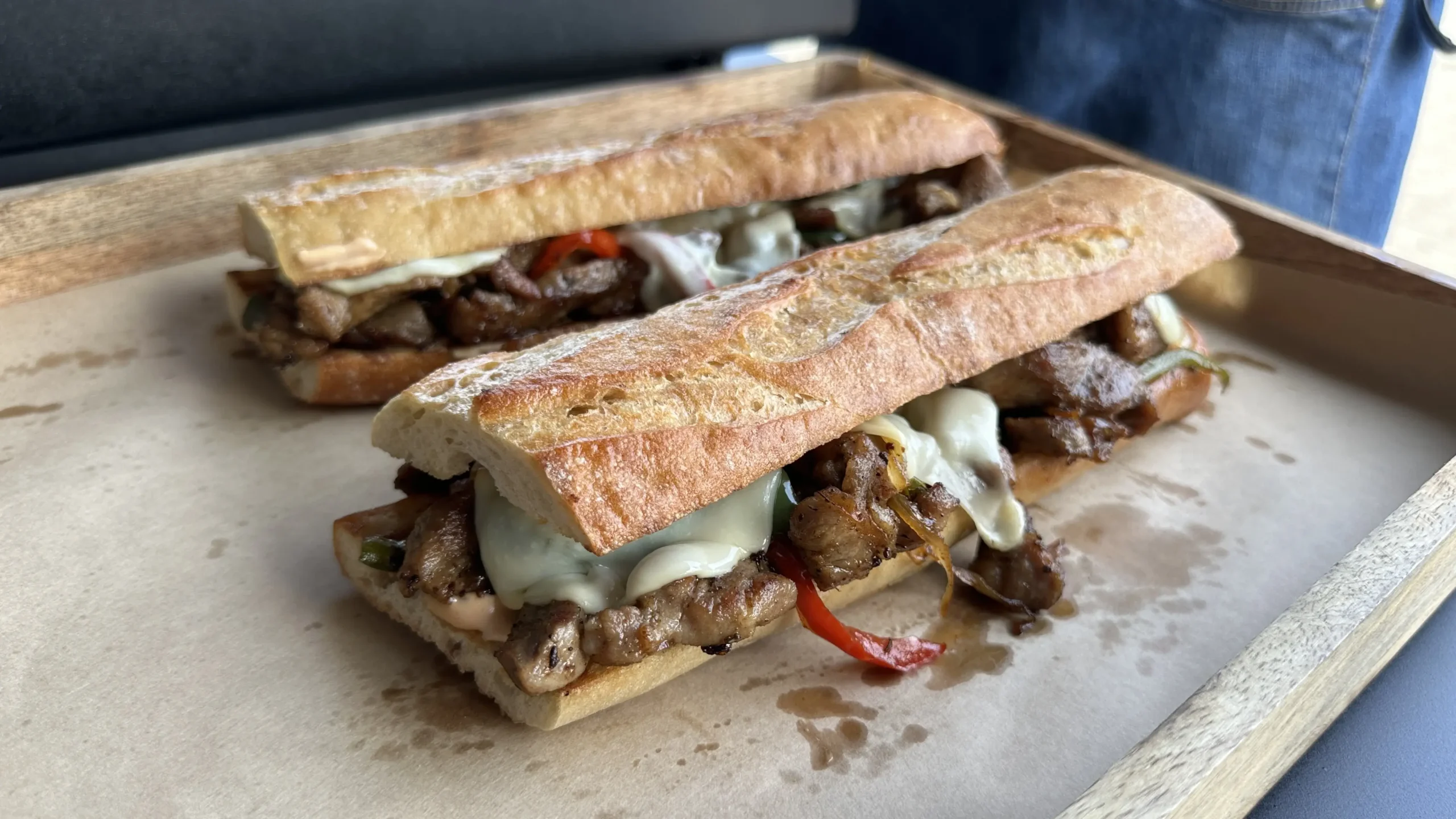 Sandwich rapid cu pui, legume și cașcaval topit pe grătar plancha Blackstone