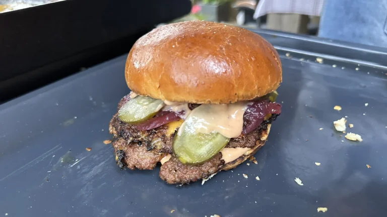 Rețetă Smash Burger pe plancha Blackstone: secretul pentru o crustă crocantă și carne suculentă
