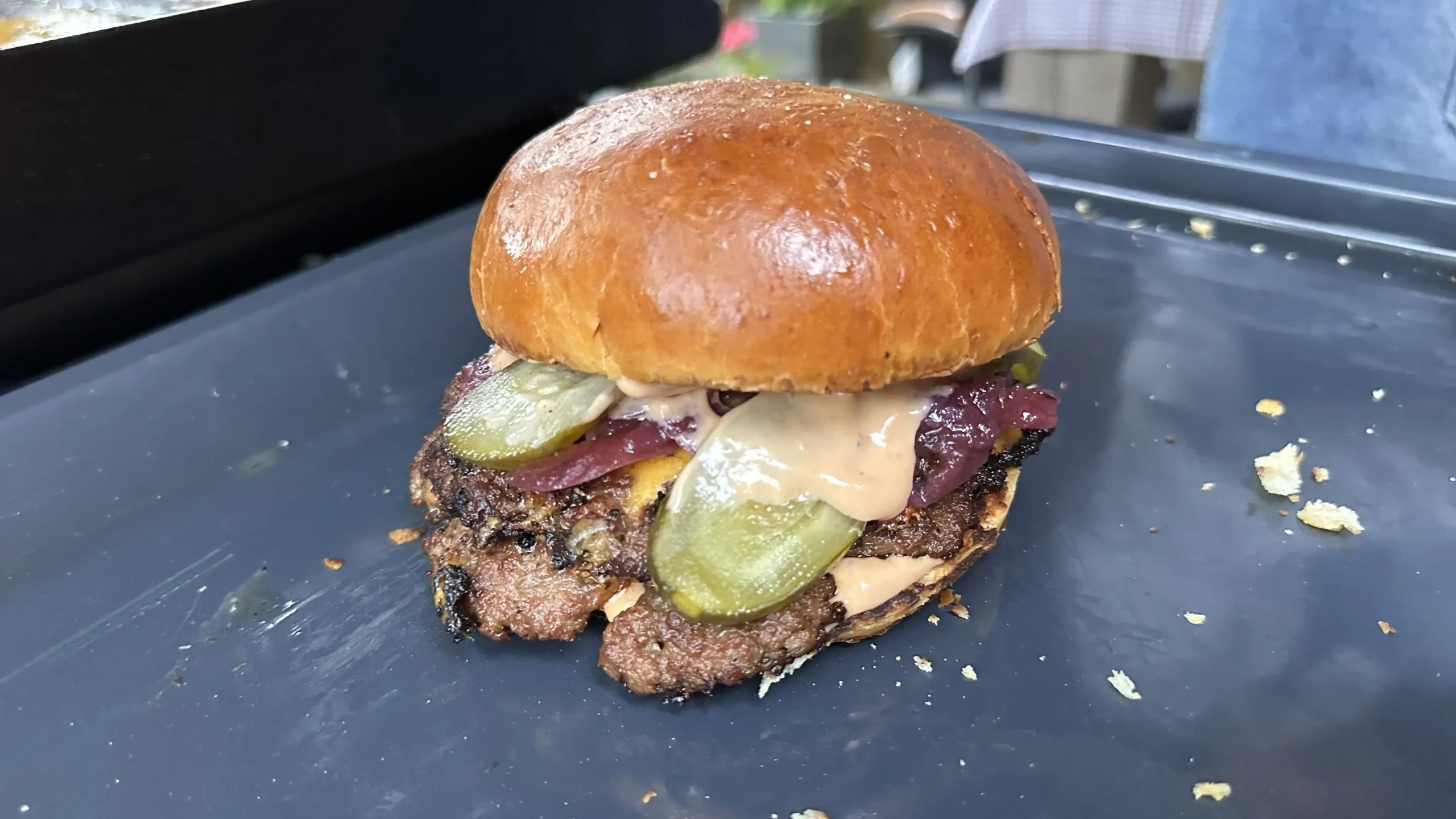 Rețetă Smash Burger pe plancha Blackstone: secretul pentru o crustă crocantă și carne suculentă