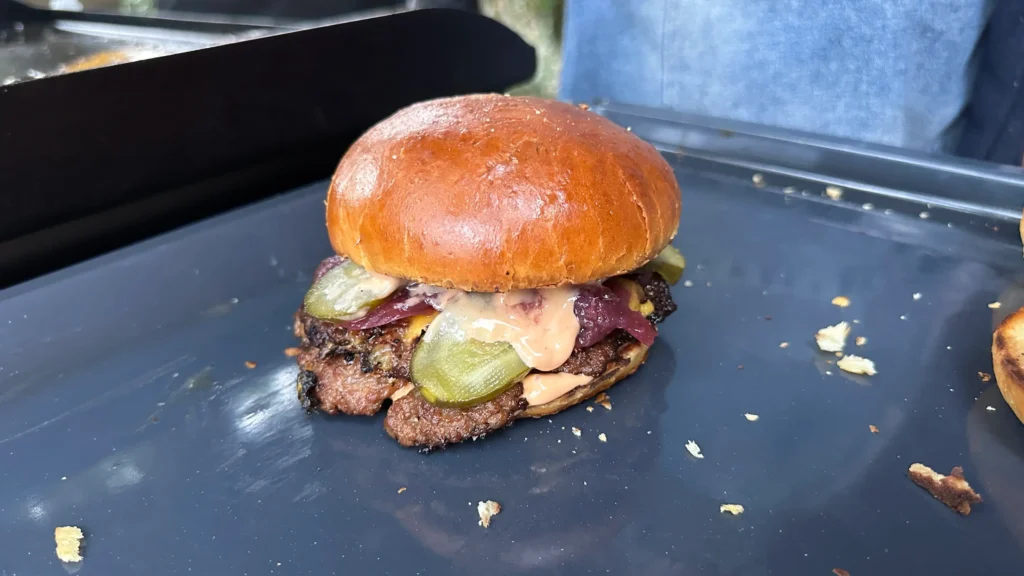 Smash burger prajit pe gratar de tip plita plancha Blackstone