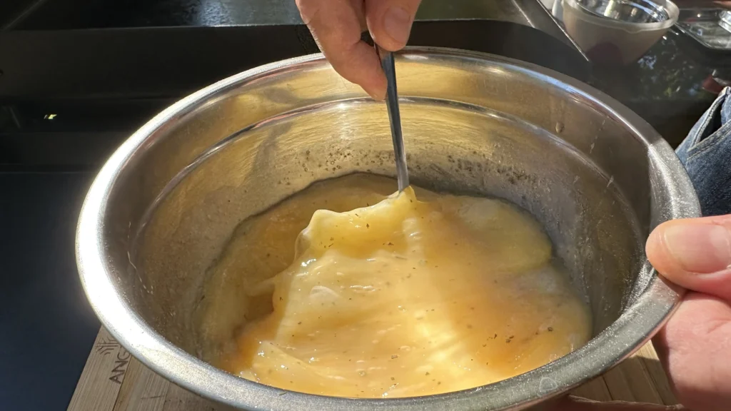Într-un bol separat, sparge cele 10 ouă, adaugă condiment după&hellip;