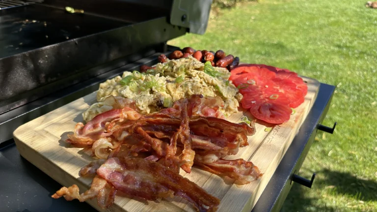 Mic dejun pe plancha Blackstone: Bacon, cârnați, ouă și legume proaspete